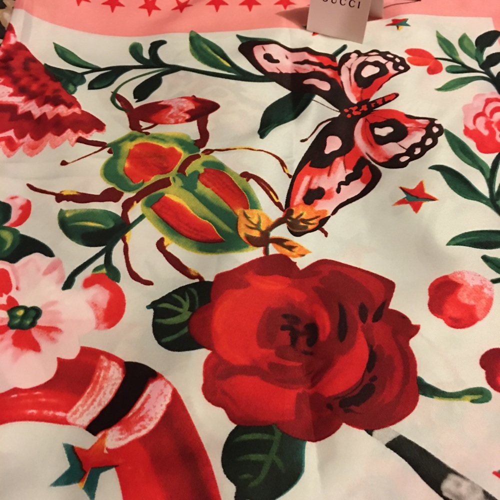 Brand new Gucci scarf with authenticity paperwork - Picture 3 of 3